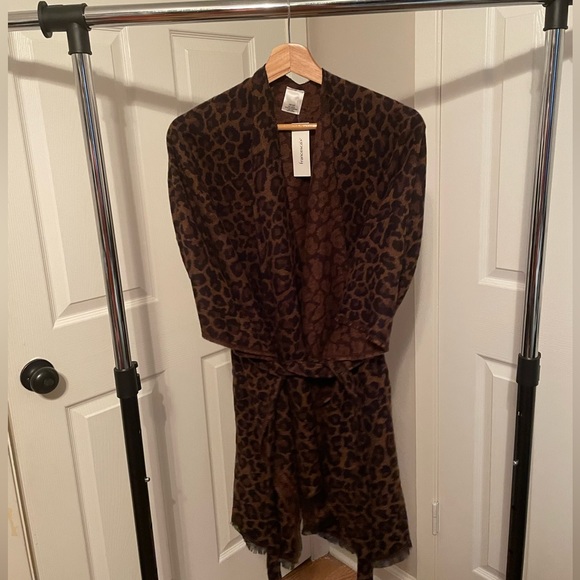 Francesca’s Cheetah Print Poncho with Belt - Picture 3 of 4